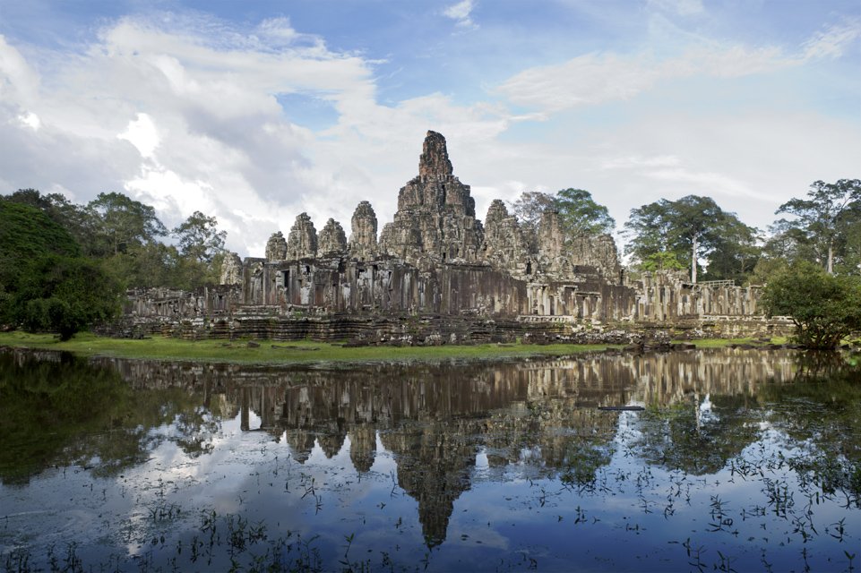 Angkor Wat with reflected gradient applied.