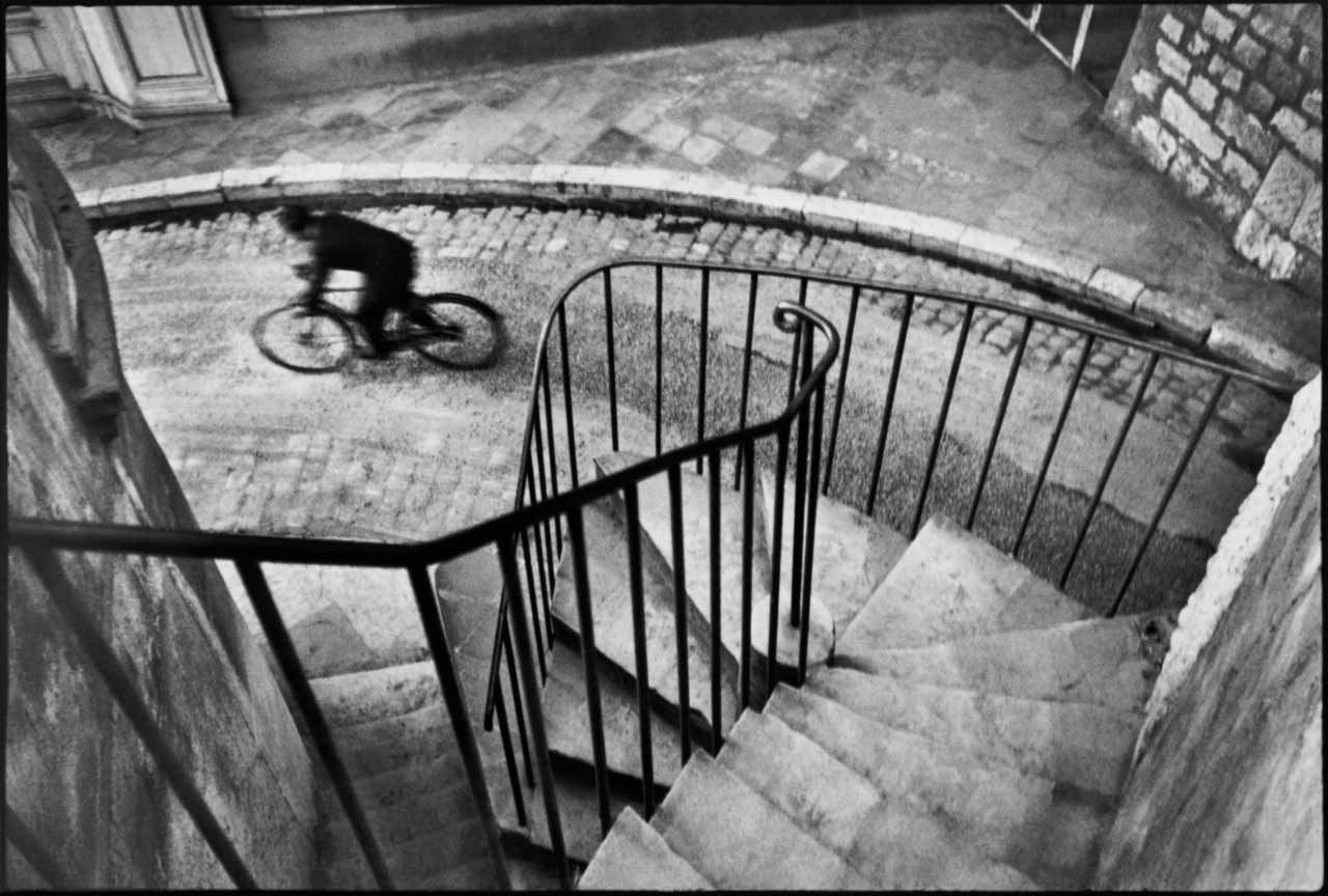 Henri Cartier-Bresson using dynamic symmetry composition.