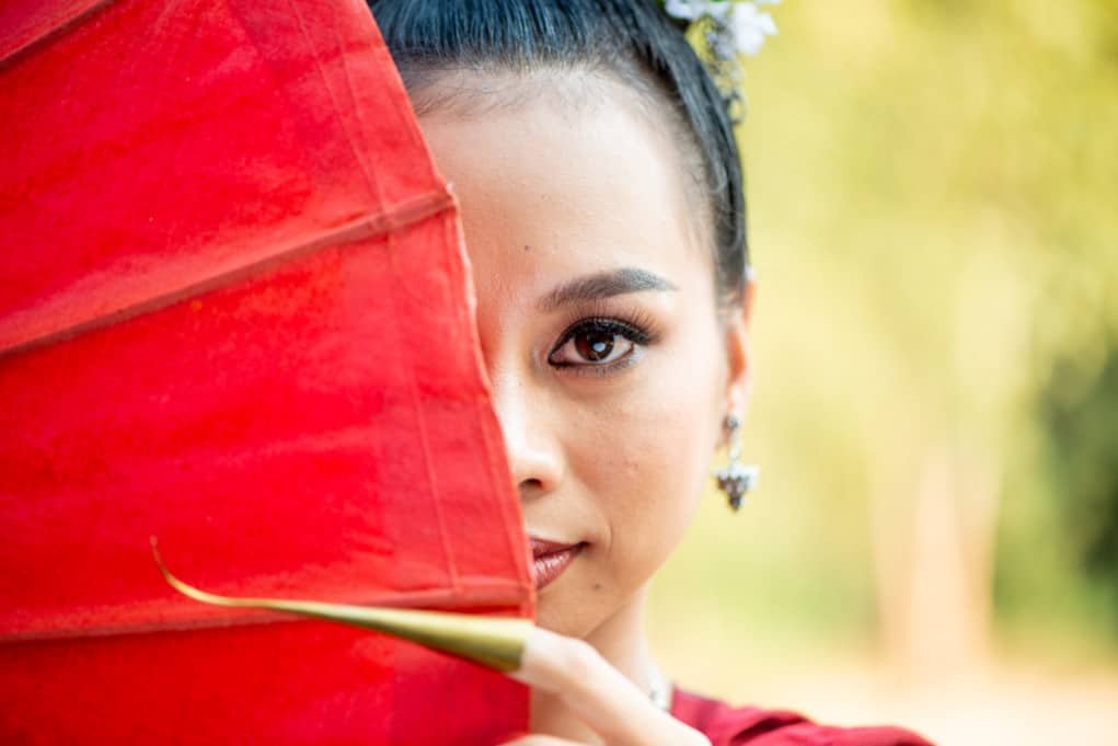 Model with parasol for shooting in manual mode.