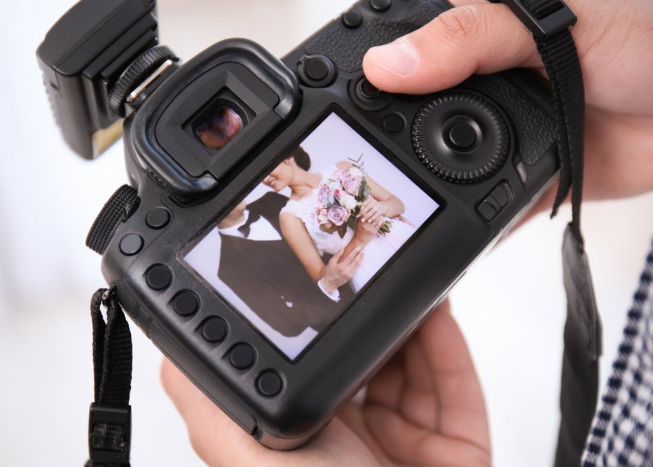 should wedding photographers go mirrorless? camera photo preview.