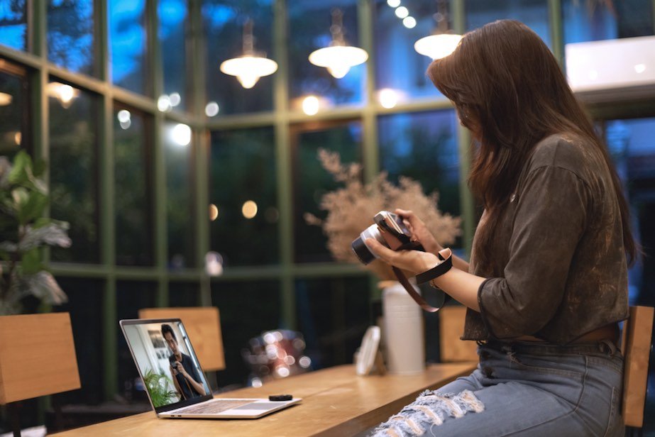 women learning time lapse photography.